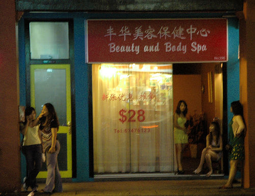 Datei:Geylang Singapore Prostitutes.jpg