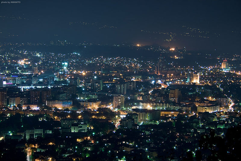 Datei:Skopije at night.jpg