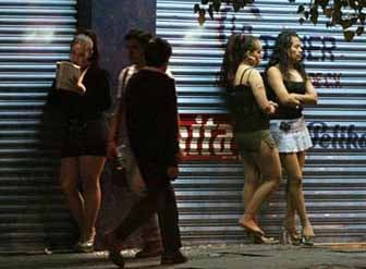 Datei:Mexico City street prostitutes.jpg