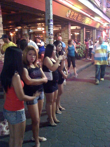 Datei:Women standing in the street in Pattaya.jpg